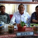 BUPATI HIMBAU MASYARAKAT TORAJA UTARA  MENJAGA KEBERSIHAN LINGKUNGAN