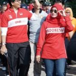 Merakyat, Bupati Luwu Utara Ikut Jalan Sehat Bersama Masyarakatnya.