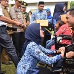 Di Hari Perhubungan Nasional, Bupati Indah Serahkan Bantuan Sosial 