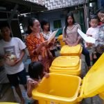 Lurah Penanian Bagikan Tempat Sampah ke Masyarakatnya