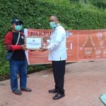 Bupati Pantau Penyemprotan dan Bagi Masker di Museum Ne’ Gandeng