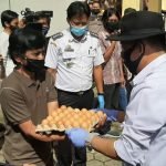 Bupati dan Kapolres Serahkan simbolis Sembako JPS Pemprov Sulsel 700 paket 