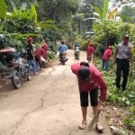 Mahasiswa KKN UKI dan IAKN Toraja  bersih-bersih di Lembang Palipu