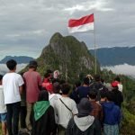 Cintai  Alam, Pemuda Palipu’ Upacara 17 Agustus di Gunung Kandora