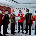 Inspirator di Lingkungan Hidup, Pdt. Rasely Terima Penghargaan dari Pemkab Torut