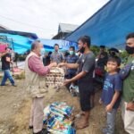 Bupati Kalatiku Serahkan Langsung Bantuan Kedua di Sulbar