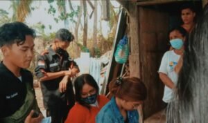 Mahasiswa Teologi UKI Toraja Bantu Teman Kuliahnya yang Korban Bencana Angin Puting Beliung