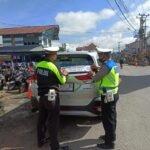 Satlantas Polres Toraja Utara Pasang Sticker di Kendaraan Umum “Ayo Pakai Masker!”