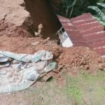 Dinsos Torut Serahkan Bantuan pada Pemilik Rumah Korban Tertimpa Longsor di Sanggalagi