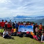 Peduli Kebersihan, Runtoraja Bersihkan Sampah Plastik di Gunung Sesean 