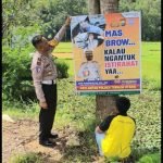 Mudik Lebaran, Kasat Lantas Polres Toraja Utara Pasang Baliho Himbauan 