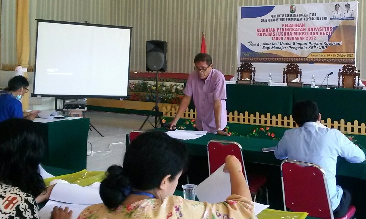 Nampak pemateri dalam memberikan pelatihan kepada peserta pelatihan