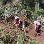 Jalan Kabupaten Tertimbun Material Longsor, Polsek Rindingallo dan Masyarakat Buka Akses 