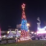 Ide Kreatif Pohon Natal Jerami Hiasi Alun Alun Kota Rantepao