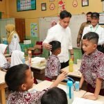 Pj Gubernur Sulsel Prof Zudan Dampingi Wapres Gibran Tinjau Makan Bergizi Gratis di Maros