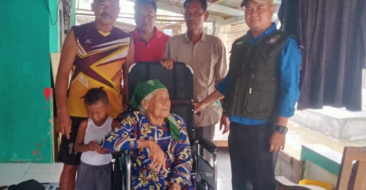 Dinsos Kabupaten Bekasi Berikan Kursi Roda Untuk Nek Ndon