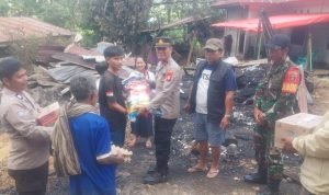 Kapolsek Sopai Berikan Bantuan Sosial Korban Kebakaran di Nonongan Utara